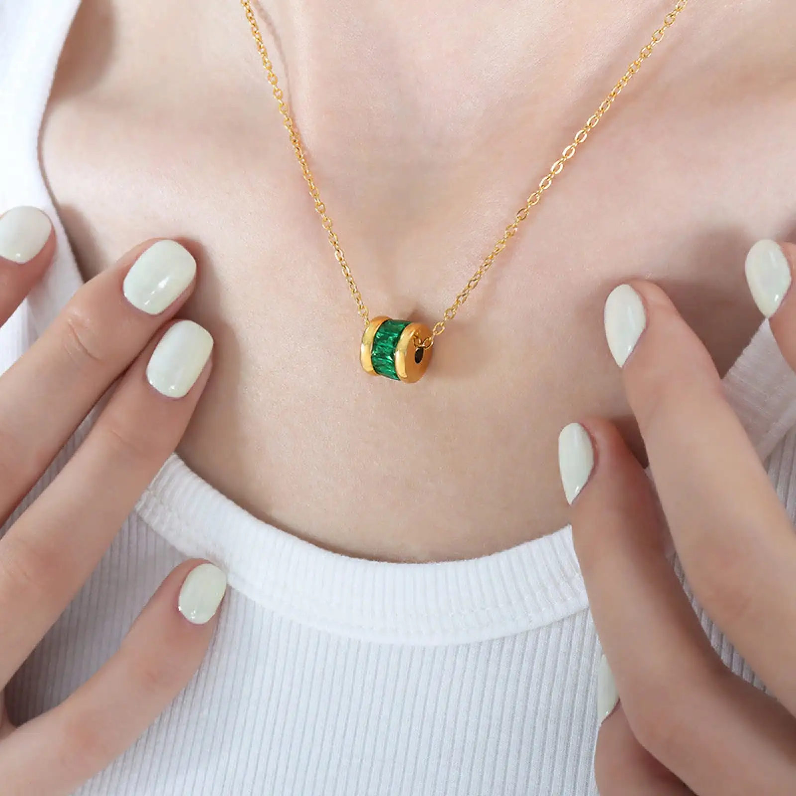 Fashionable New Slim-Waist Style Personalized Necklace For Women, Round Green Vintage Titanium Steel Pendant, Gold-Plated Choker Jewelry
Fashionable New Slim-Waist Style Personalized Necklace For Women, Round Green Vintage Titanium Steel Pendant, Gold-Plated Choker Jewelry