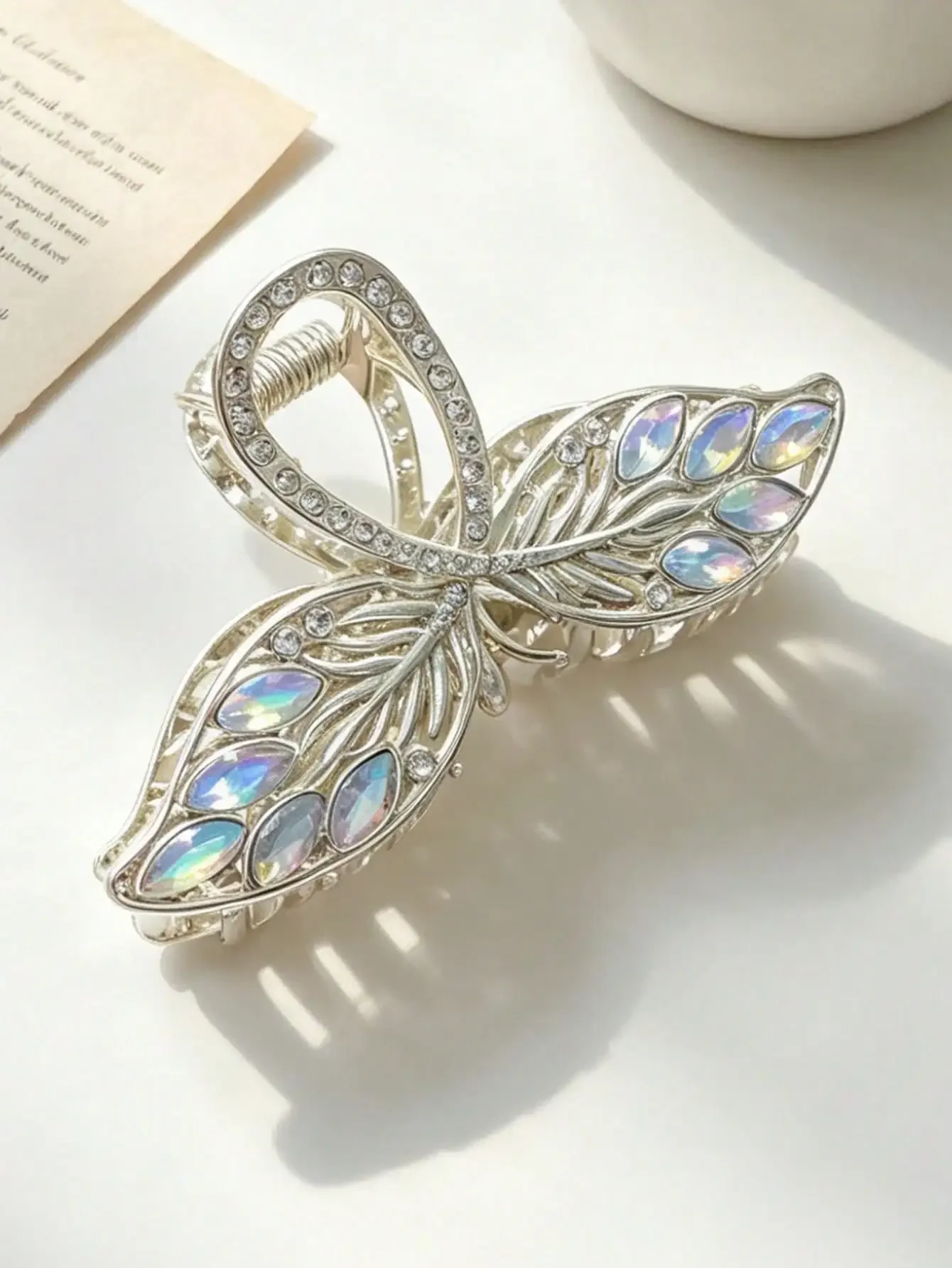 1pc Women's Rhinestone Hair Claw Clip, Shiny Leaf Design Metal Hair Accessory, Elegant Medium Hair Claw Hairpin Summer Beach Hair Clips,Festival,Party
1pc Women's Rhinestone Hair Claw Clip, Shiny Leaf Design Metal Hair Accessory, Elegant Medium Hair Claw Hairpin Summer Beach Hair Clips,Festival,Party