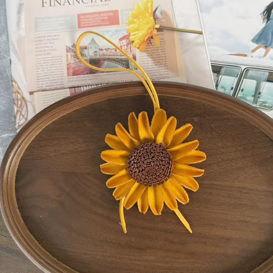 Cowhide Leather Sunflower Pendant Bag Charm Purple Flower Keychain Bag for Women Pendant Decoration Girl Gift Bags Accessories
Cowhide Leather Sunflower Pendant Bag Charm Purple Flower Keychain Bag for Women Pendant Decoration Girl Gift Bags Accessories