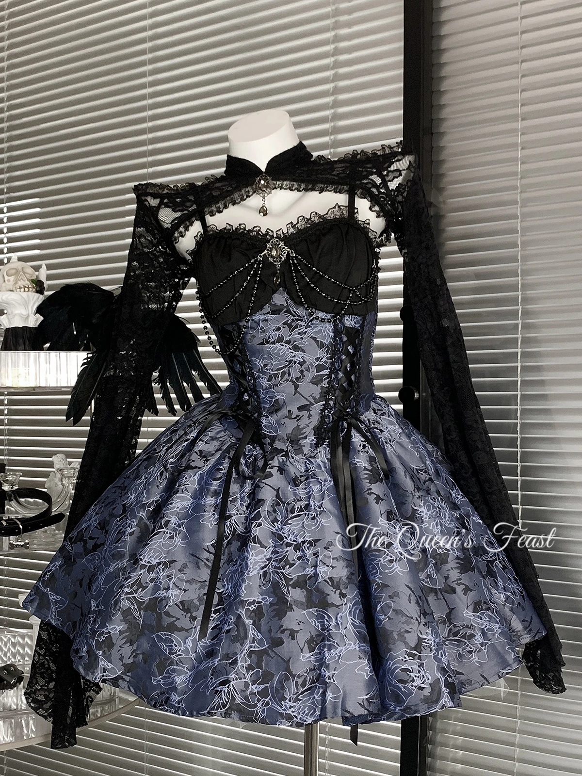 Halloween Vintage Court Gothic Dress for Women Dark Subculture Waist Skinny Black and Blue Suspender Lace Lolita Skirt Female
Halloween Vintage Court Gothic Dress for Women Dark Subculture Waist Skinny Black and Blue Suspender Lace Lolita Skirt Female