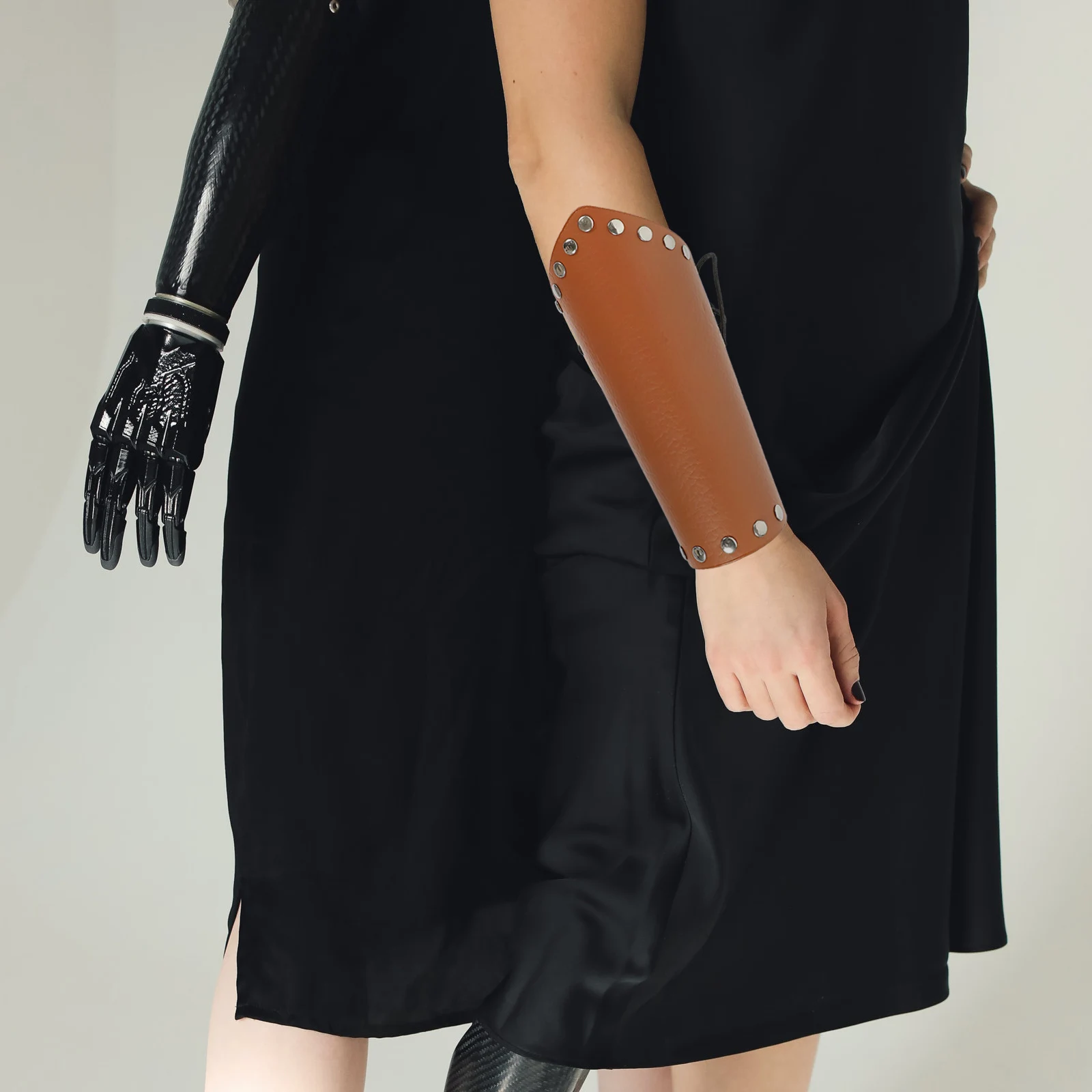 2Pcs Arm Guards Punk Gothic Wrist Bracers Adjustable Binding Strap Costume Party Role Play Stage Props for Men Women Cosplay
2Pcs Arm Guards Punk Gothic Wrist Bracers Adjustable Binding Strap Costume Party Role Play Stage Props for Men Women Cosplay