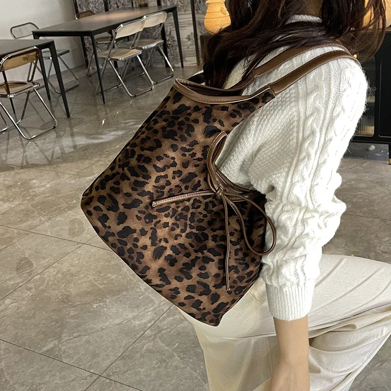 Zipper Bow Shoulder Bags Leopard 2025 Autumn and Winter Hot Sale Bags for Women Versatile Large Capacity Retro Tote Bags
Zipper Bow Shoulder Bags Leopard 2025 Autumn and Winter Hot Sale Bags for Women Versatile Large Capacity Retro Tote Bags