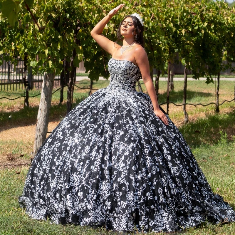 Черное роскошное бальное платье без бретелек, платья для Quinceanera с бусинами, кристаллами и блестками, серебристое кружевное платье с аппликацией, 15 лет, день рождения La
Черное роскошное бальное платье без бретелек, платья для Quinceanera с бусинами, кристаллами и блестками, серебристое кружевное платье с аппликацией, 15 лет, день рождения La