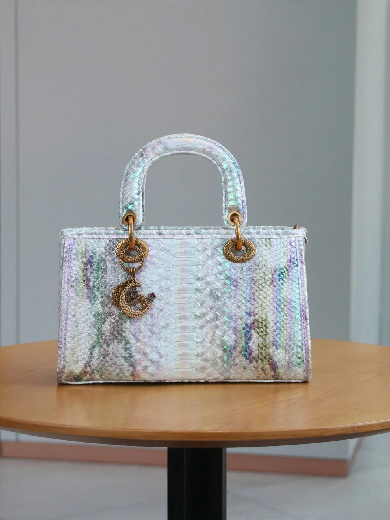 2026 Fashion New High-end Gradient Snake Skin Women's Large Capacity Outdoor Handbag Boston Bag
2026 Fashion New High-end Gradient Snake Skin Women's Large Capacity Outdoor Handbag Boston Bag