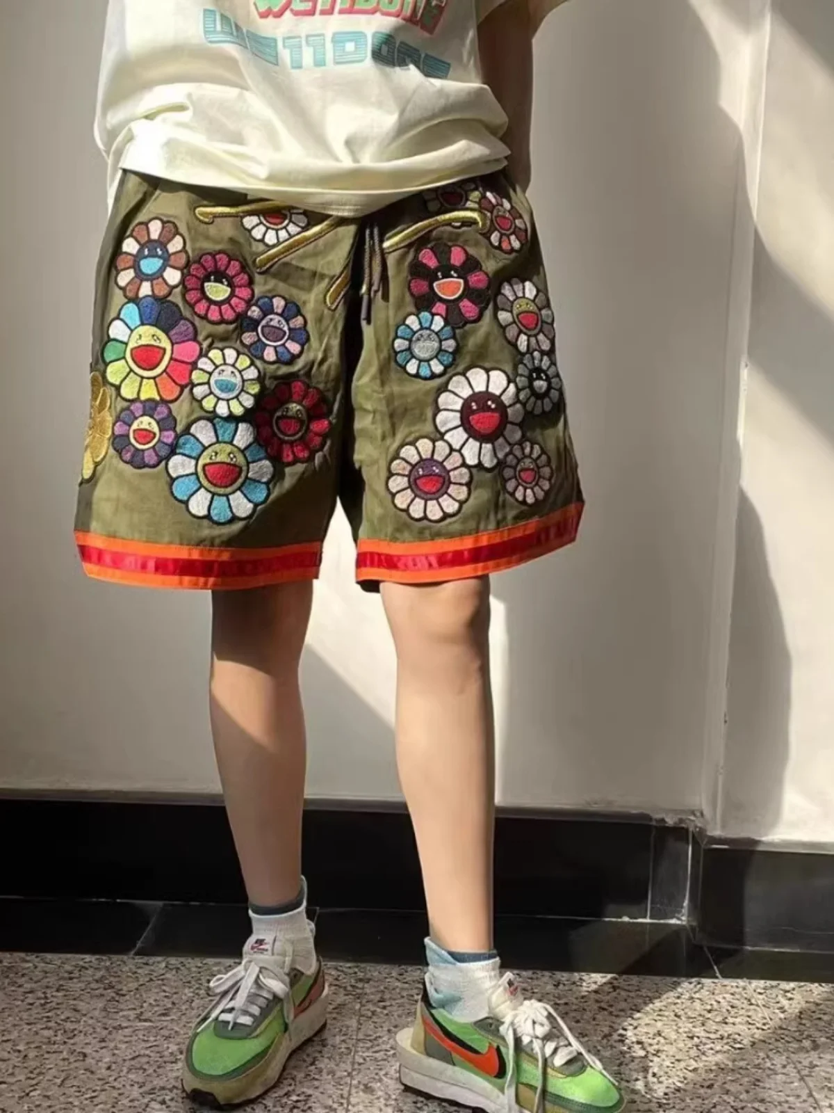 Летние мужские спортивные шорты большого размера с вышивкой золотой нитью, модные свободные брюки для тренировок, с завязками, для пар, с пятью карманами
Летние мужские спортивные шорты большого размера с вышивкой золотой нитью, модные свободные брюки для тренировок, с завязками, для пар, с пятью карманами