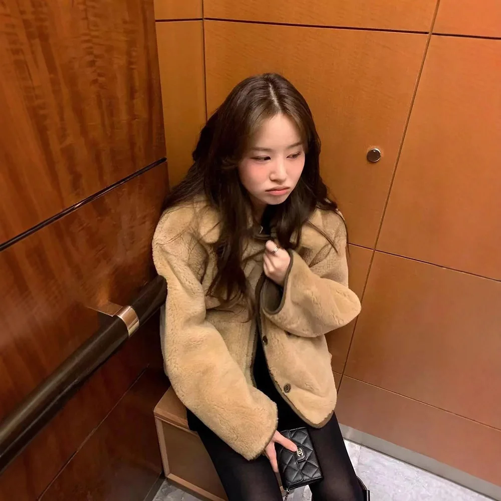 Женское зимнее пальто свободного кроя из овечьей шерсти и кожи, двустороннее, утепленное, модель H25, от Dongda Gate
Женское зимнее пальто свободного кроя из овечьей шерсти и кожи, двустороннее, утепленное, модель H25, от Dongda Gate