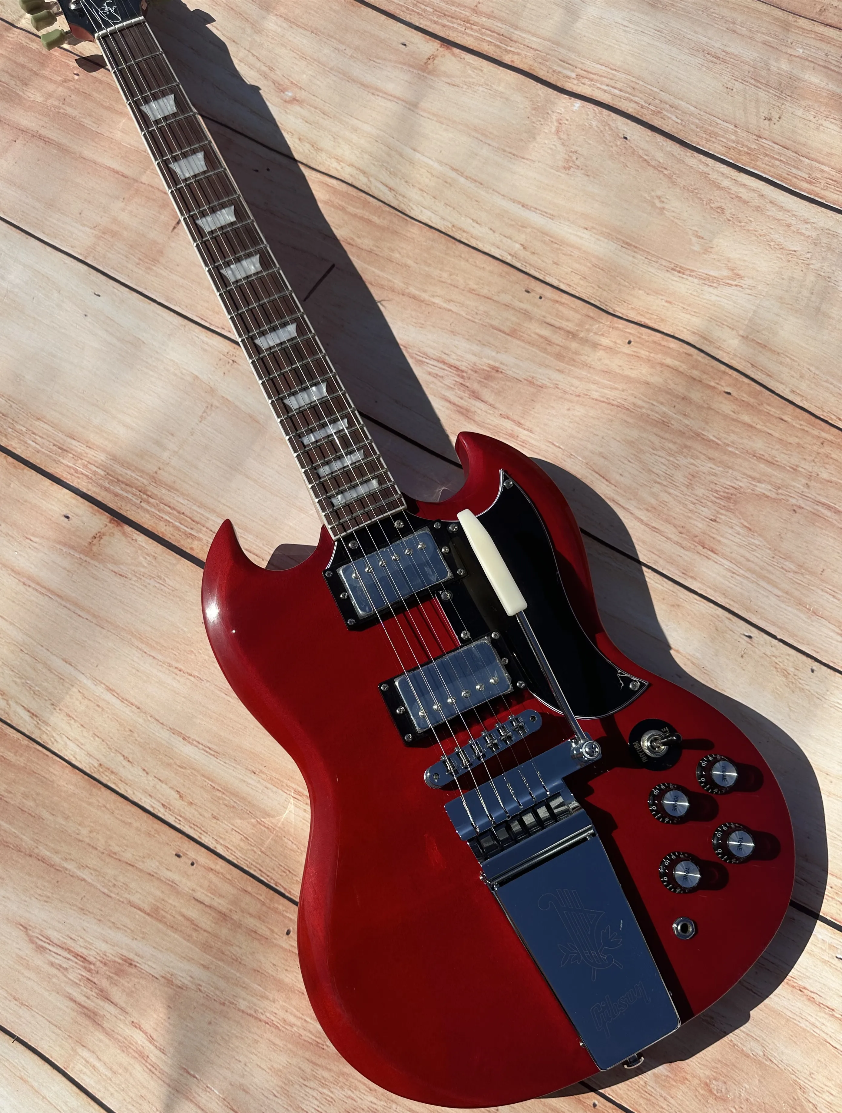 Standard electric guitar, SG electric guitar, flower pot inlay, wine red, silver vibrato, in stock, lightning package
Standard electric guitar, SG electric guitar, flower pot inlay, wine red, silver vibrato, in stock, lightning package