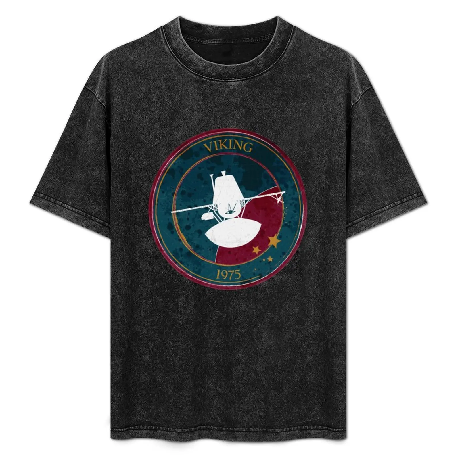 Viking. 1975 Commemorative Badge T-Shirt Lightweight Print T-Shirt
Viking. 1975 Commemorative Badge T-Shirt Lightweight Print T-Shirt