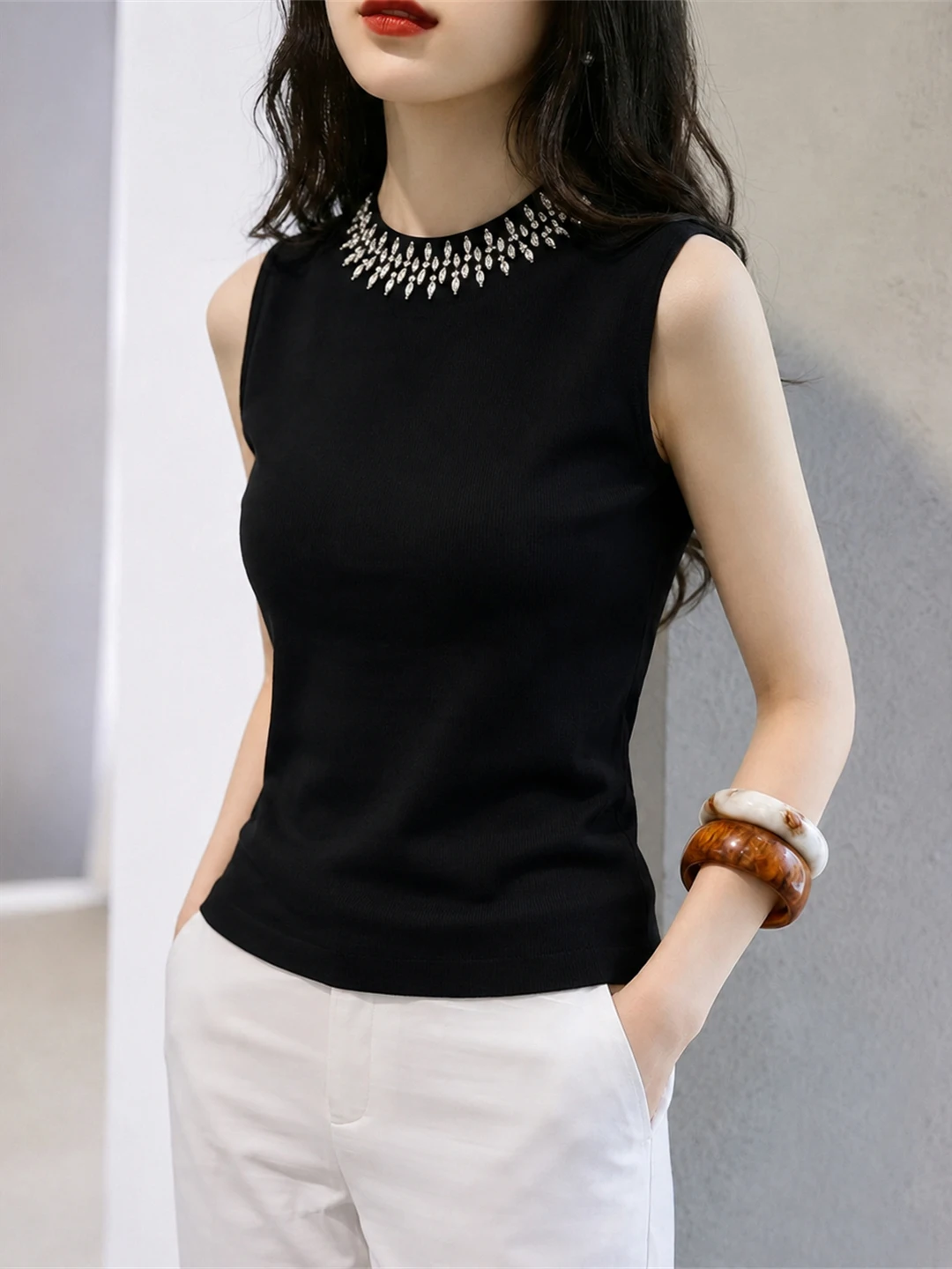 Elegant round Neck Sleeveless Knitted Vest Soft Silk Inner Wear Age Defying Summer Women's Top Poetic Lin Commute Style Korea...
Elegant round Neck Sleeveless Knitted Vest Soft Silk Inner Wear Age Defying Summer Women's Top Poetic Lin Commute Style Korea...