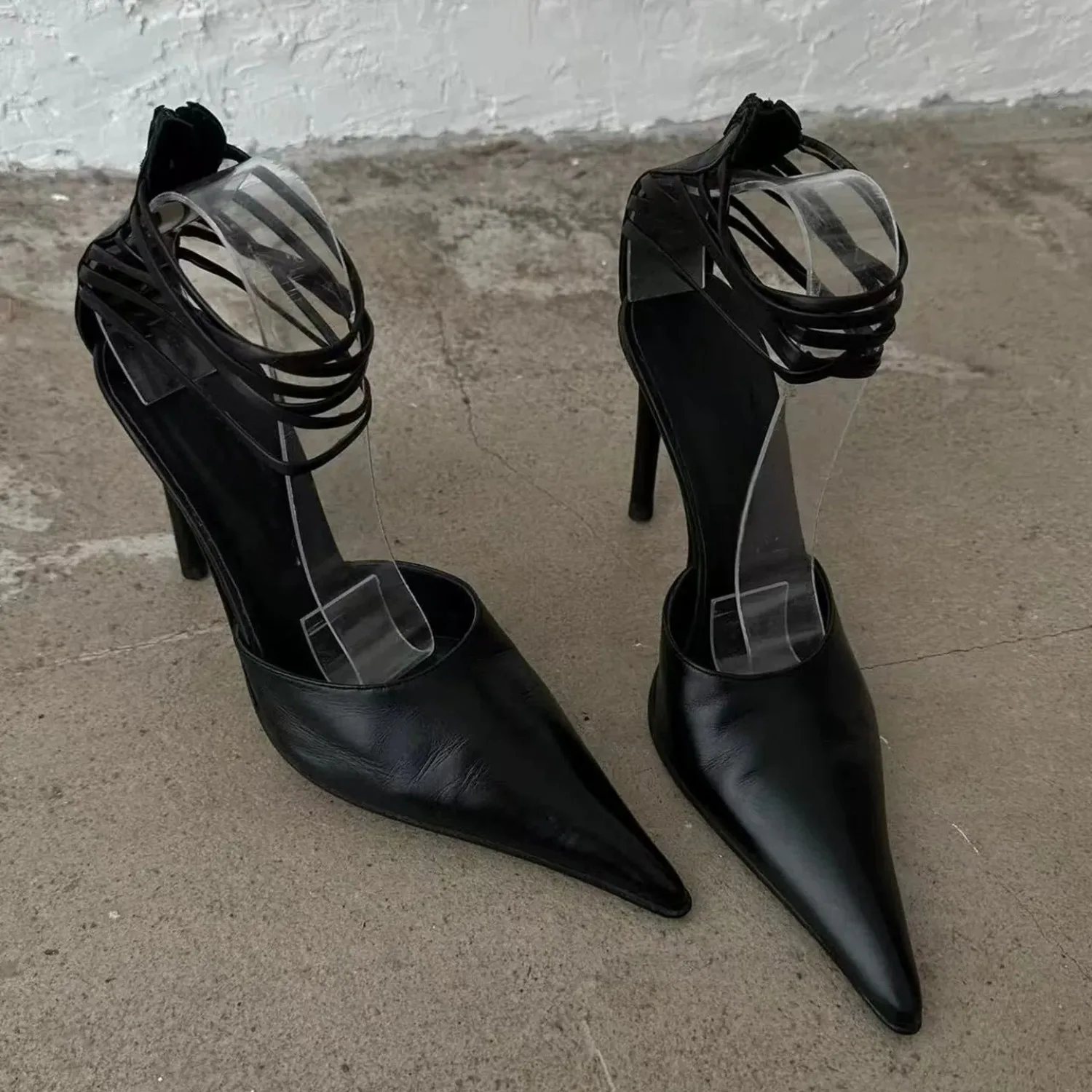 Vintage Black Pointed Toe Stiletto Sandals, Multi Strap Cutout High Heels for Nightclub Party Daily Street Fashion Outfits
Vintage Black Pointed Toe Stiletto Sandals, Multi Strap Cutout High Heels for Nightclub Party Daily Street Fashion Outfits