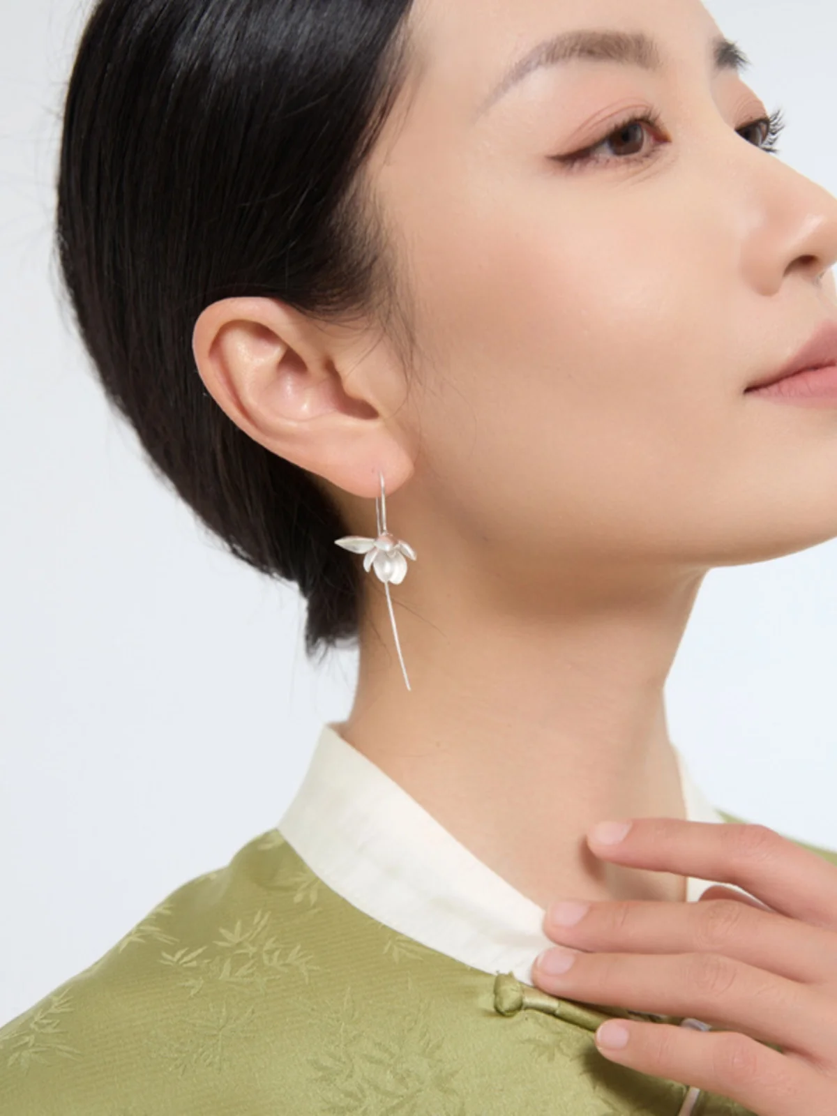 Original Design Cherry Blossom Silver Earrings S925 Pure Silver Jewelry Artistic Retro New Chinese Style Women's Fashion Acce...
Original Design Cherry Blossom Silver Earrings S925 Pure Silver Jewelry Artistic Retro New Chinese Style Women's Fashion Acce...