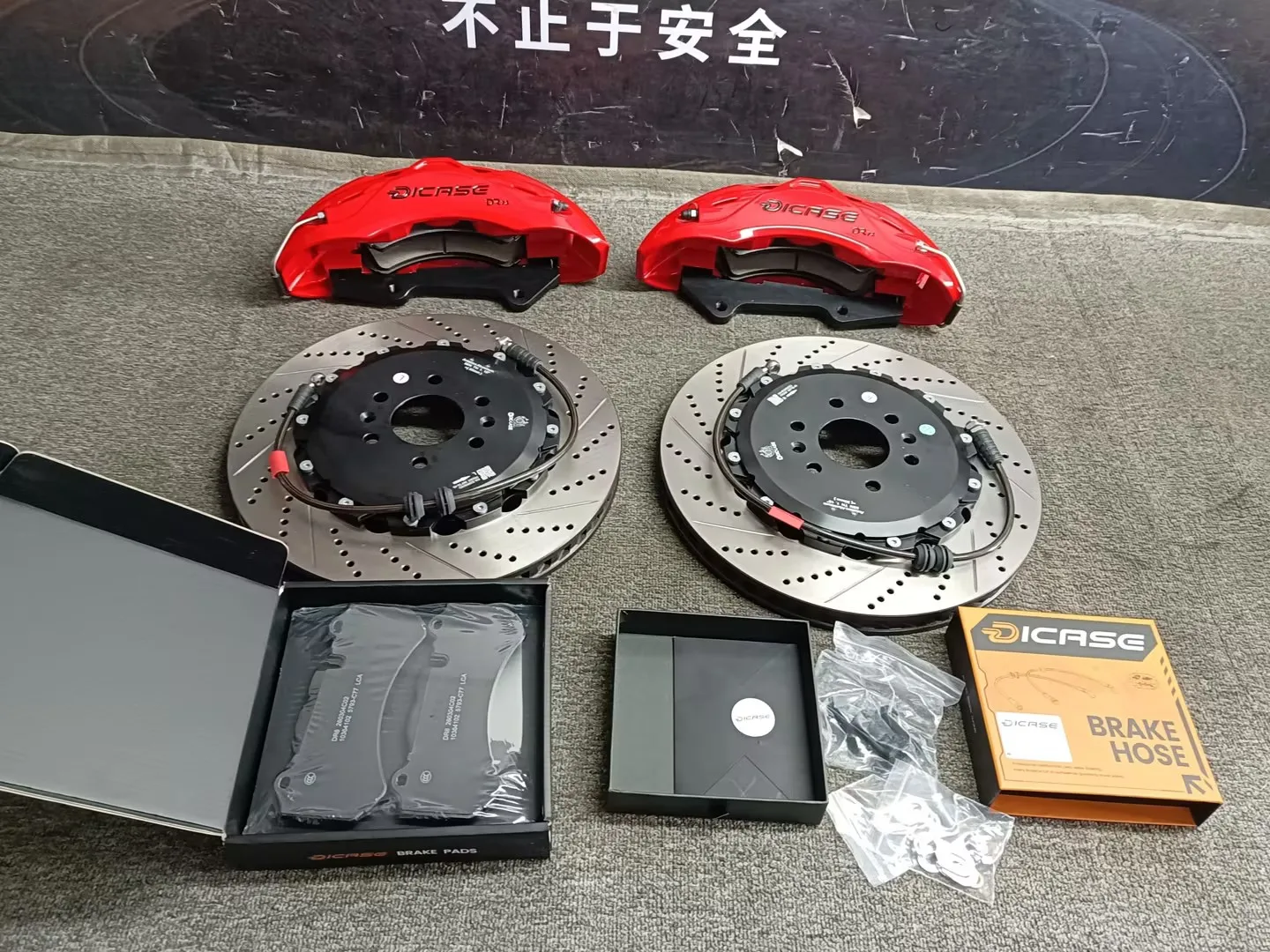 Комплект 6-поршневых тормозных суппортов DICASE для Toyota Voxy (R60/R70/R80/R90)
Комплект 6-поршневых тормозных суппортов DICASE для Toyota Voxy (R60/R70/R80/R90)