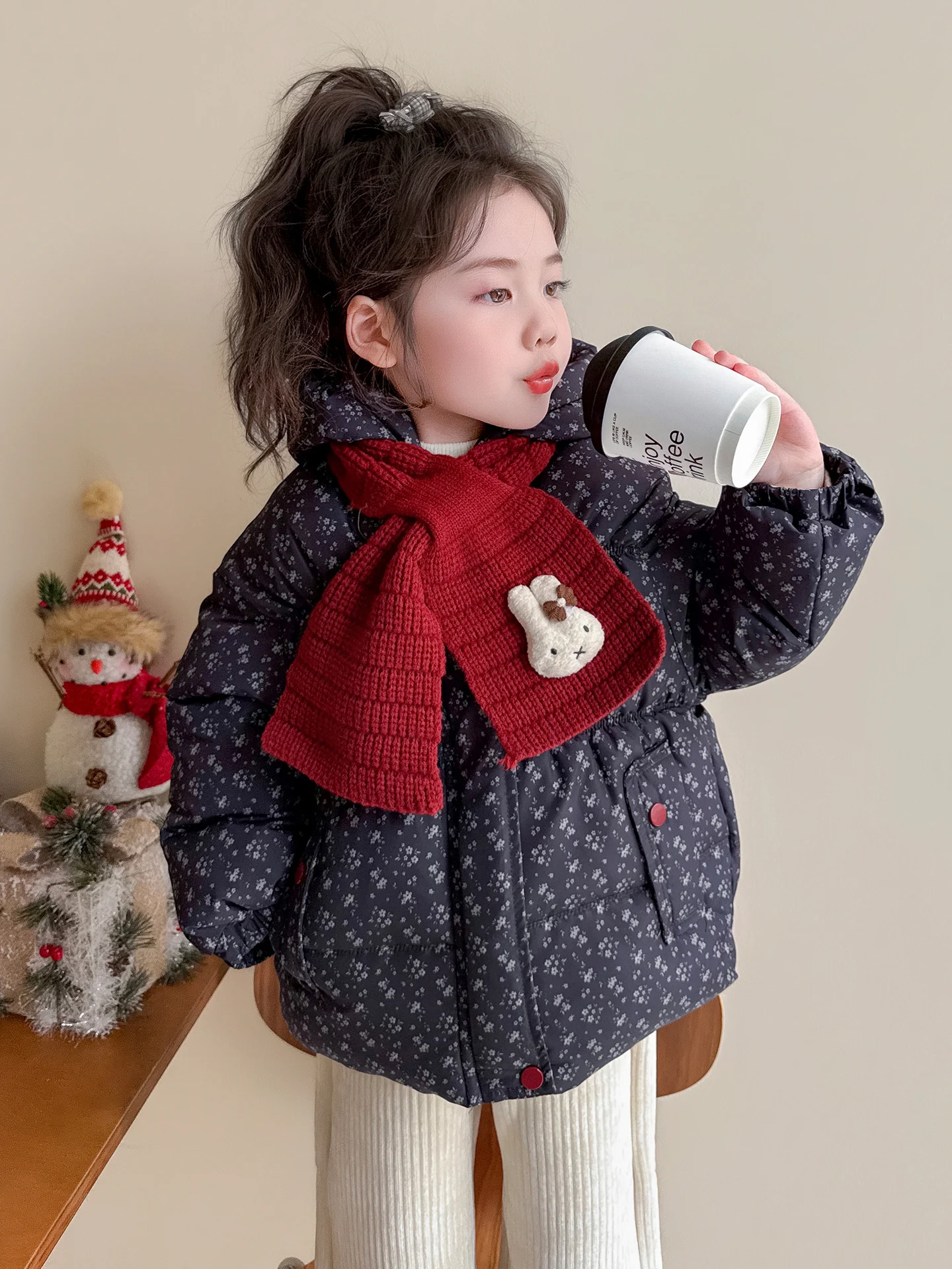 Новая зимняя детская верхняя одежда для девочек: утепленная хлопковая куртка с цветочным принтом в корейском стиле, на флисовой подкладке
Новая зимняя детская верхняя одежда для девочек: утепленная хлопковая куртка с цветочным принтом в корейском стиле, на флисовой подкладке