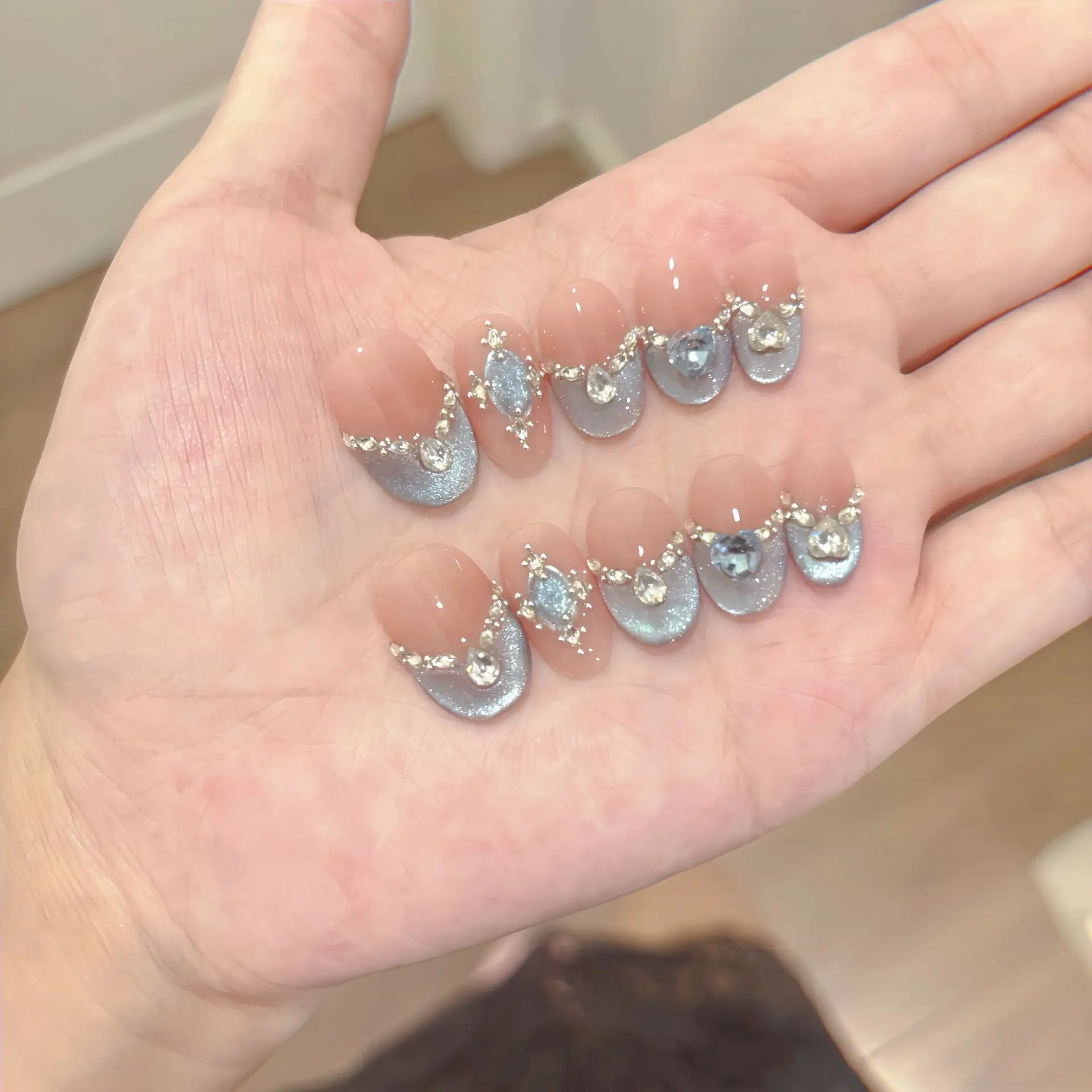 10Pcs Cute Cat's Eye Handmade Fake Nails Blue Shiny with Small Rhinestone Press on False Nails Short Oval Wearable Manicure Tips
10Pcs Cute Cat's Eye Handmade Fake Nails Blue Shiny with Small Rhinestone Press on False Nails Short Oval Wearable Manicure Tips