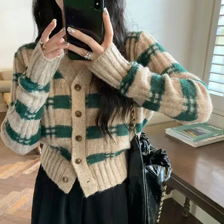 New V-neck Striped Color-block Cardigan Sweater for Women Short Design Knit Top with a Stylish Look.
New V-neck Striped Color-block Cardigan Sweater for Women Short Design Knit Top with a Stylish Look.