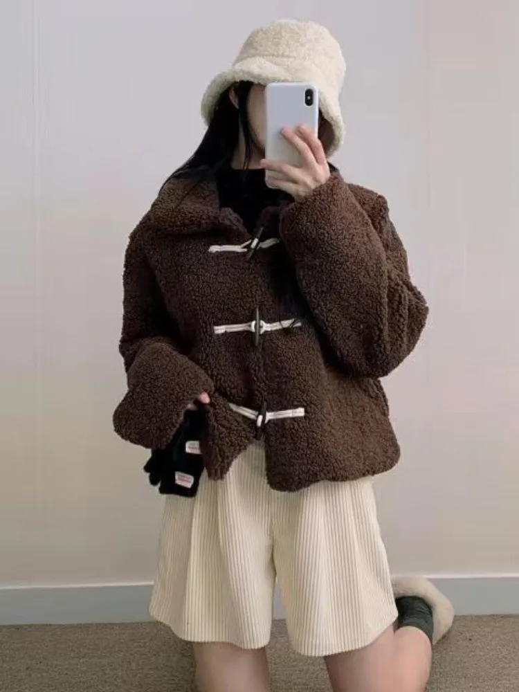 Утепленное женское пальто из хлопка с подкладкой из овечьей шерсти, длинный рукав, воротник, на пуговицах, теплая верхняя одежда в стиле Dongda Gate
Утепленное женское пальто из хлопка с подкладкой из овечьей шерсти, длинный рукав, воротник, на пуговицах, теплая верхняя одежда в стиле Dongda Gate