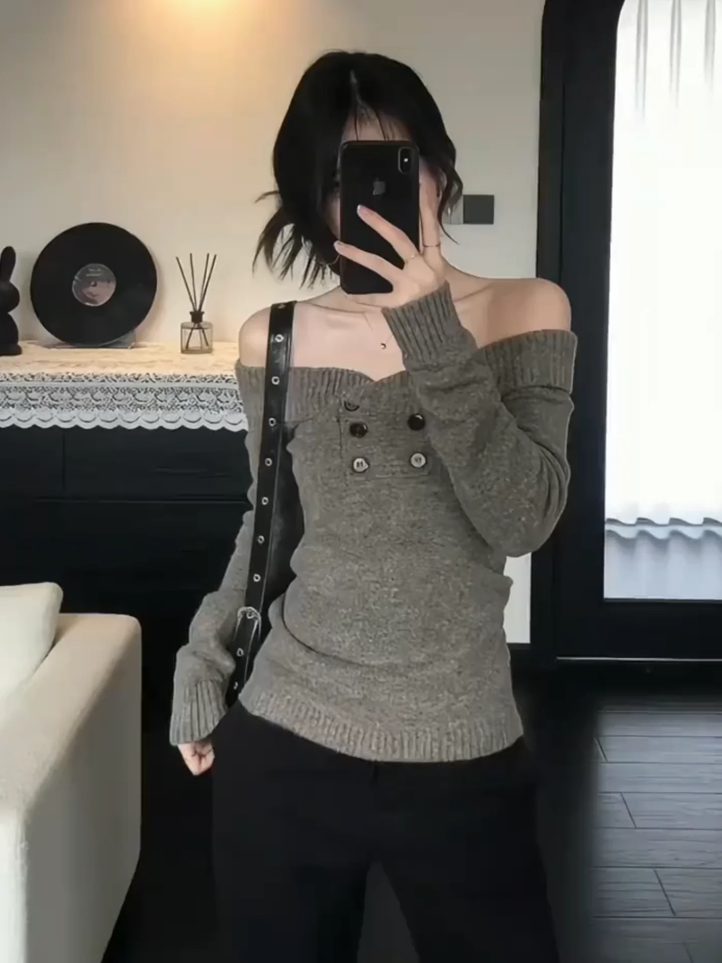 Женский свитер на одно плечо с пуговицами, облегающий осенне-зимний модный повседневный длинный топ светящегося цвета для внутренней одежды
Женский свитер на одно плечо с пуговицами, облегающий осенне-зимний модный повседневный длинный топ светящегося цвета для внутренней одежды