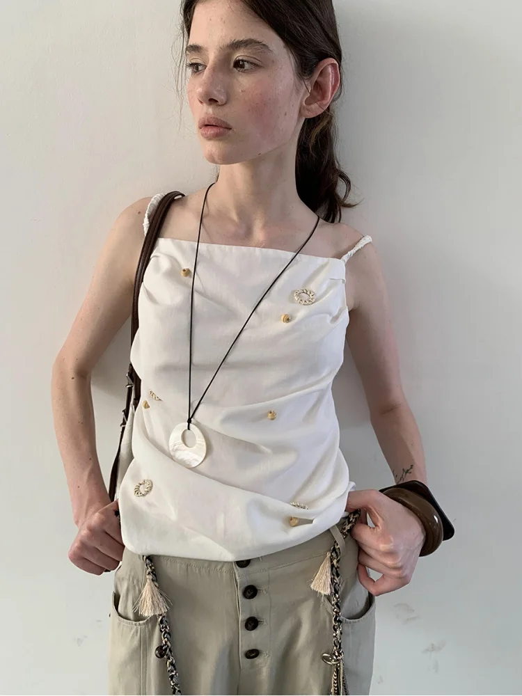 Белый женский летний топ на бретельках с объемным декором, оригинальный дизайн, прямой крой
Белый женский летний топ на бретельках с объемным декором, оригинальный дизайн, прямой крой