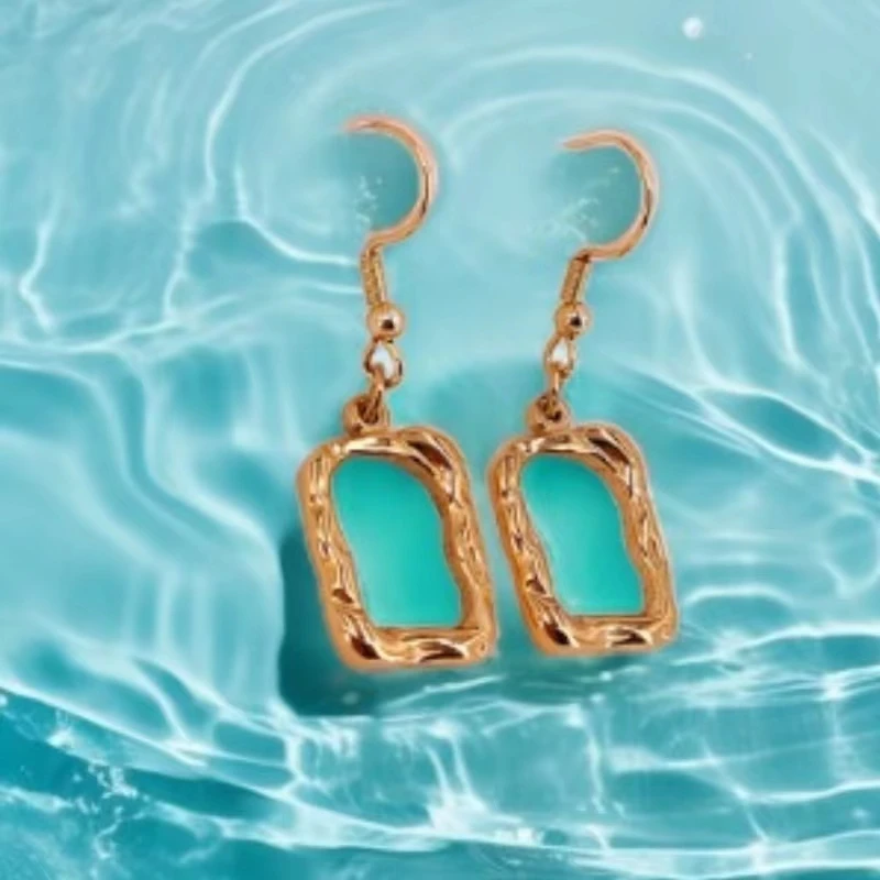 Wrinkled square temperament, minimalist square, high-end feeling, exquisite and elegant earrings
Wrinkled square temperament, minimalist square, high-end feeling, exquisite and elegant earrings