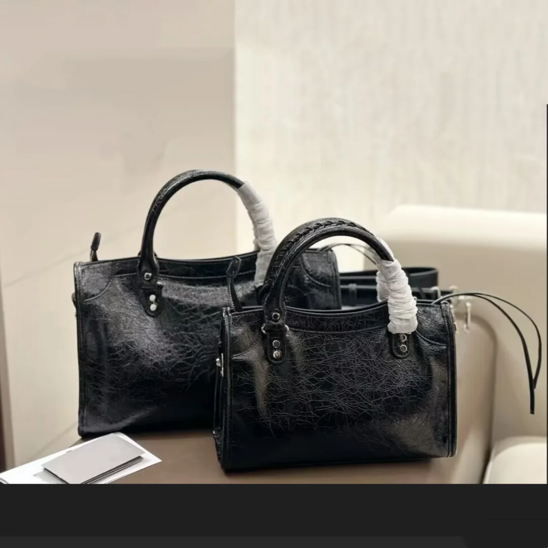 Luxurious designer handbag - fashionable women's shoulder bag - lightweight luxury leather small-sized motorcycle tote bag
Luxurious designer handbag - fashionable women's shoulder bag - lightweight luxury leather small-sized motorcycle tote bag