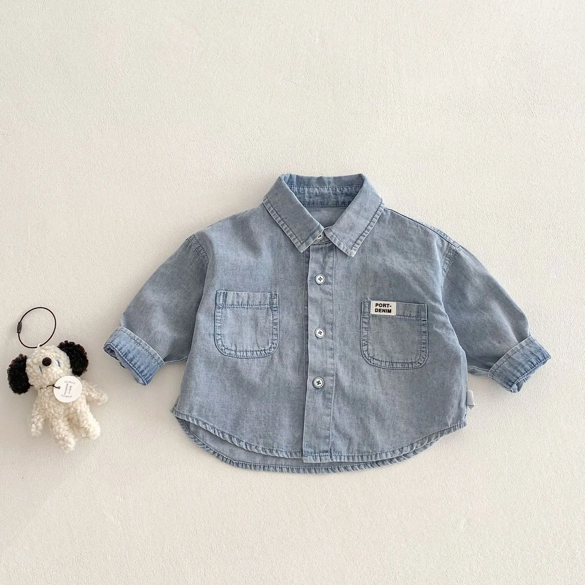 Новинка весны 202, джинсовая рубашка для мальчиков, однотонный топ в корейском стиле с нашивками для детей 0–5 лет, модная детская весенняя одежда
Новинка весны 202, джинсовая рубашка для мальчиков, однотонный топ в корейском стиле с нашивками для детей 0–5 лет, модная детская весенняя одежда