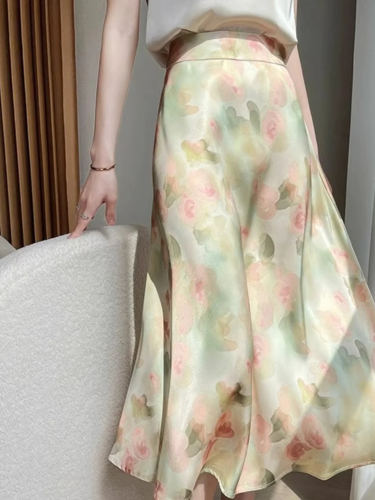 Шелковая юбка с романтическим принтом, женская трапециевидная юбка с высокой талией, летняя новая юбка-миди с цветочным узором
Шелковая юбка с романтическим принтом, женская трапециевидная юбка с высокой талией, летняя новая юбка-миди с цветочным узором