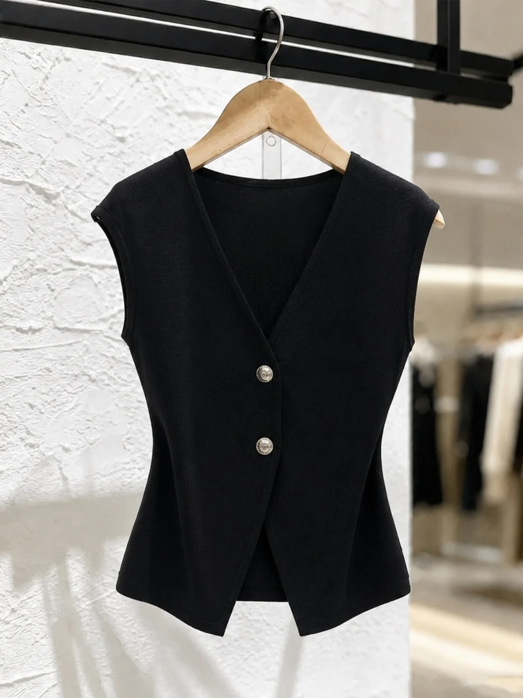 Commute Versatile V-Neck Unique Chic Single Button Vest Summer Age-Defying Sleeveless Top Women's Korean Style Straight Cut Silk
Commute Versatile V-Neck Unique Chic Single Button Vest Summer Age-Defying Sleeveless Top Women's Korean Style Straight Cut Silk