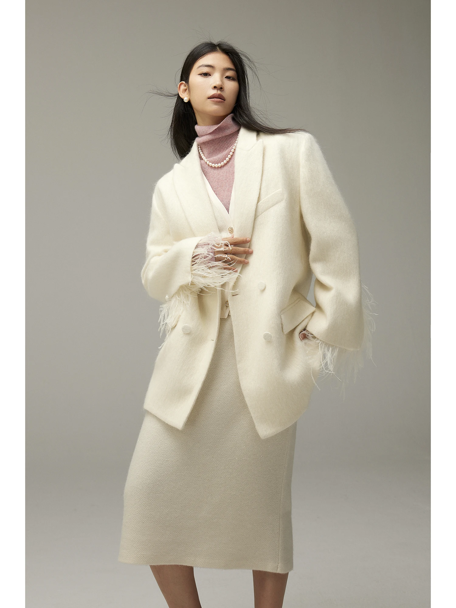 Модный шерстяной пиджак Owyee с отстегивающимися длинными рукавами из страусиных перьев, классический крой, полиэстер, для повседневной носки
Модный шерстяной пиджак Owyee с отстегивающимися длинными рукавами из страусиных перьев, классический крой, полиэстер, для повседневной носки