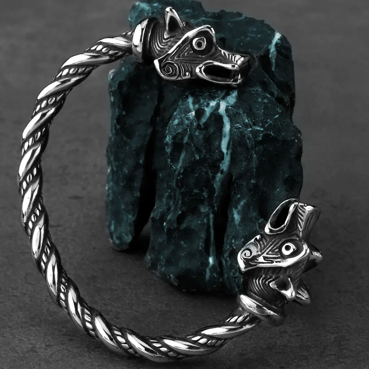 Exquisite High Quality Wolf Head Adjustable Cuff Bracelet Men's Accessories Unique Nordic Viking Jewelry Wholesale
Exquisite High Quality Wolf Head Adjustable Cuff Bracelet Men's Accessories Unique Nordic Viking Jewelry Wholesale