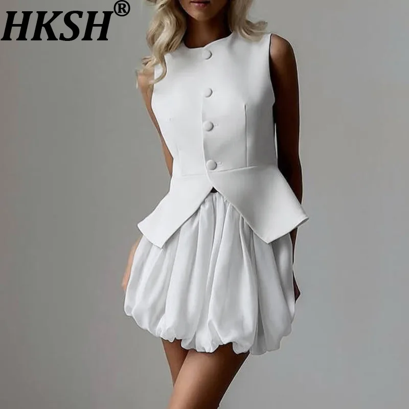 HKSH 2026, новый летний женский комплект, офисный женский однобортный жилет без рукавов, топы на бретелях, плиссированная короткая юбка с эластичной резинкой на талии HK17656
HKSH 2026, новый летний женский комплект, офисный женский однобортный жилет без рукавов, топы на бретелях, плиссированная короткая юбка с эластичной резинкой на талии HK17656