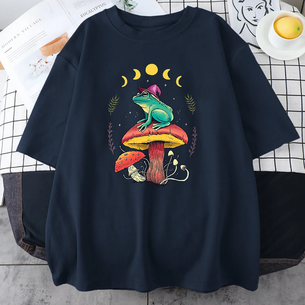 Cottagecore Aesthetic Goblincore Frog Wizard On Mushroom Мужские винтажные топы с короткими рукавами, индивидуальная мужская хлопковая футболка
Cottagecore Aesthetic Goblincore Frog Wizard On Mushroom Мужские винтажные топы с короткими рукавами, индивидуальная мужская хлопковая футболка
