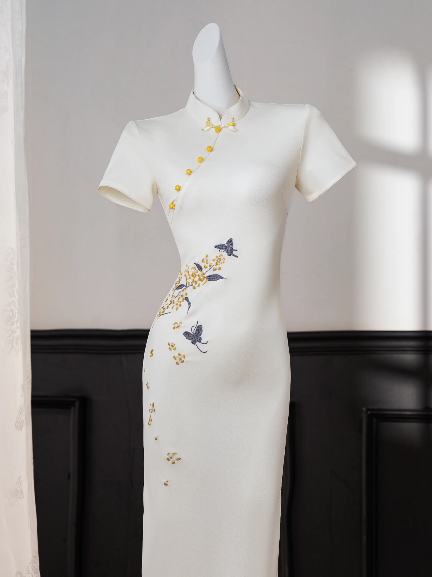 Elegant White Embroidered Young Style Engagement Suitable Reformed Beautiful Spring Summer Chinese National Fashion
Elegant White Embroidered Young Style Engagement Suitable Reformed Beautiful Spring Summer Chinese National Fashion