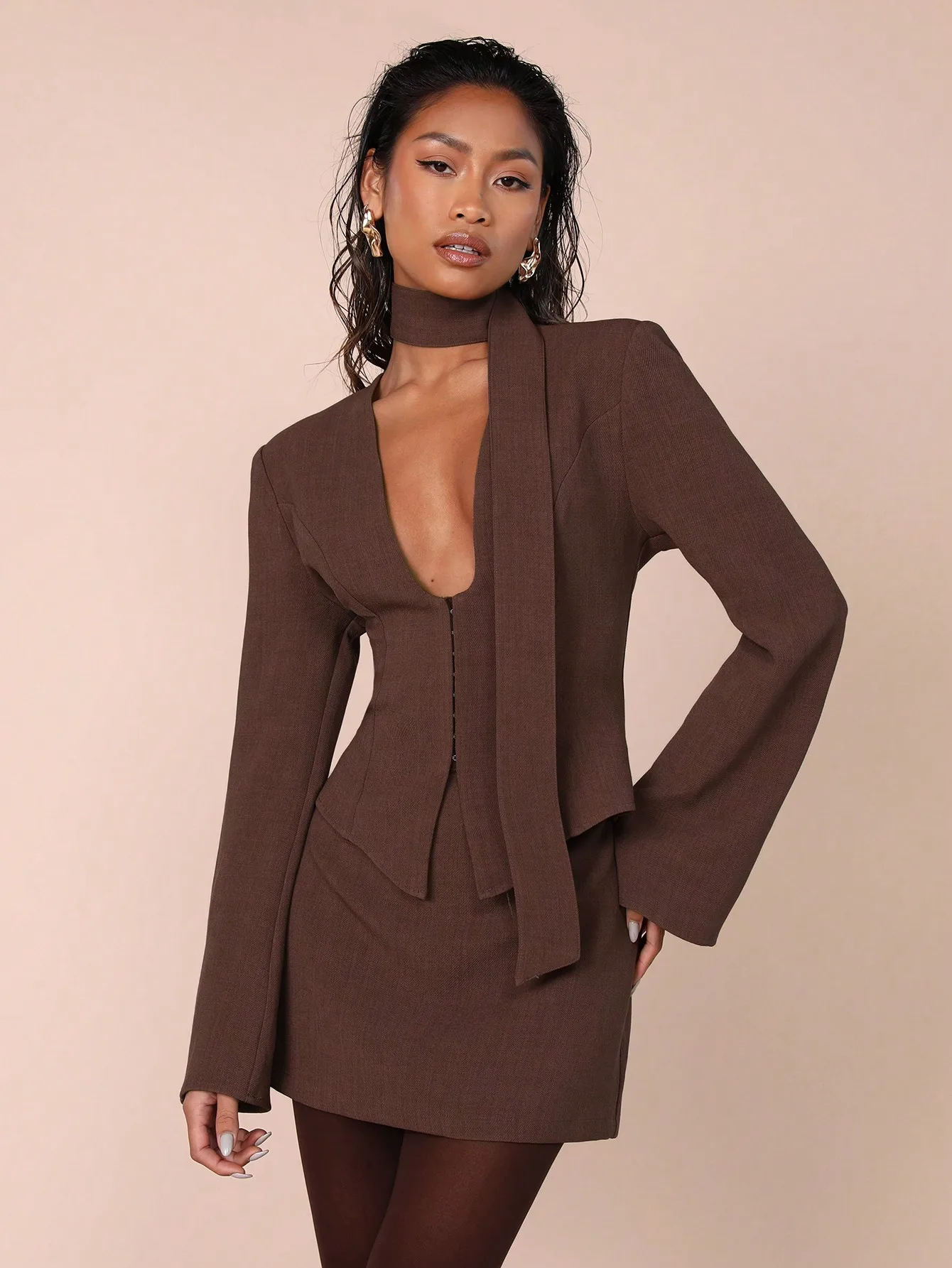 Коричневый однотонный комплект: блейзер с длинными рукавами и мини-юбка с глубоким V-образным вырезом и завязками
Коричневый однотонный комплект: блейзер с длинными рукавами и мини-юбка с глубоким V-образным вырезом и завязками