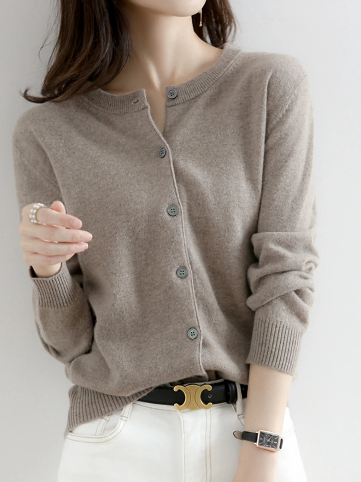 Женский вязаный кардиган Off-Season 38, свободный свитер большого размера с круглым вырезом, в корейском стиле, для повседневной носки
Женский вязаный кардиган Off-Season 38, свободный свитер большого размера с круглым вырезом, в корейском стиле, для повседневной носки