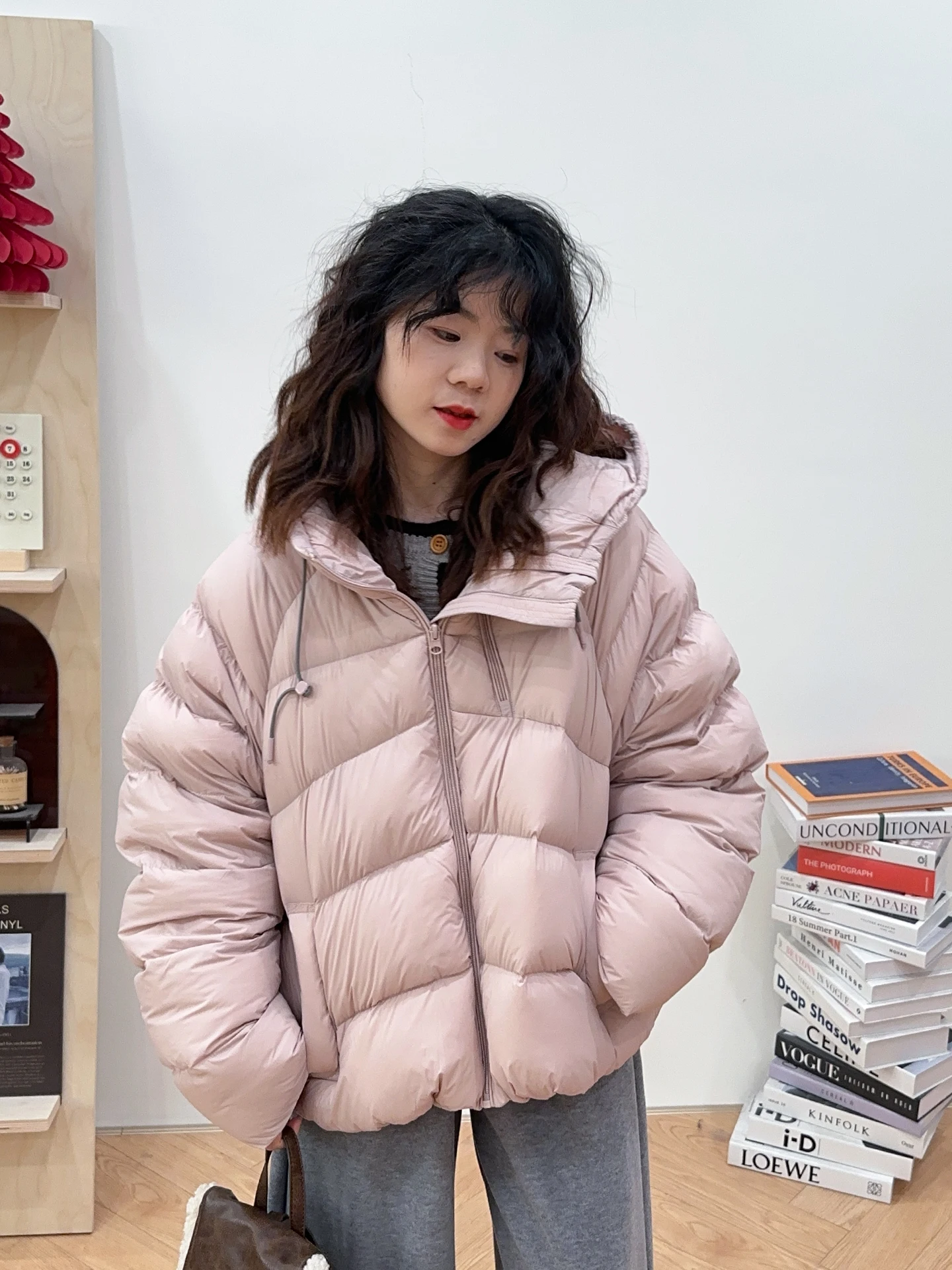 Korean Style Loose Fit Duck down Jacket Double Zipper Hat Design White Duck Feather Short Outerwear for Women Warmth Guaranteed
Korean Style Loose Fit Duck down Jacket Double Zipper Hat Design White Duck Feather Short Outerwear for Women Warmth Guaranteed