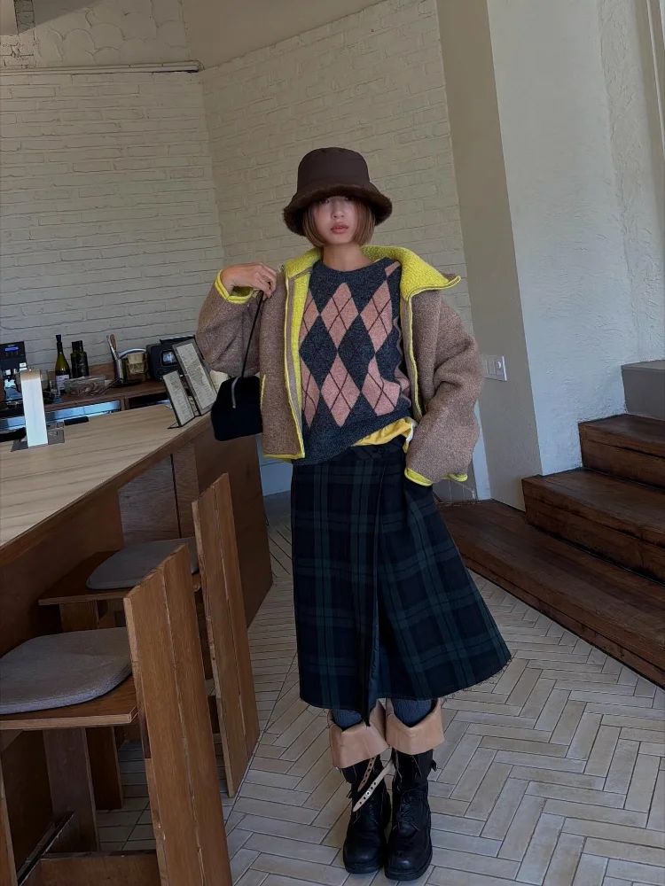 Lady Casual Contrast Fleece Jacket Women Stand Collar Zipper Pockets Full Sleeve Female Coats 2025 Autumn Winter New Outwears
Lady Casual Contrast Fleece Jacket Women Stand Collar Zipper Pockets Full Sleeve Female Coats 2025 Autumn Winter New Outwears