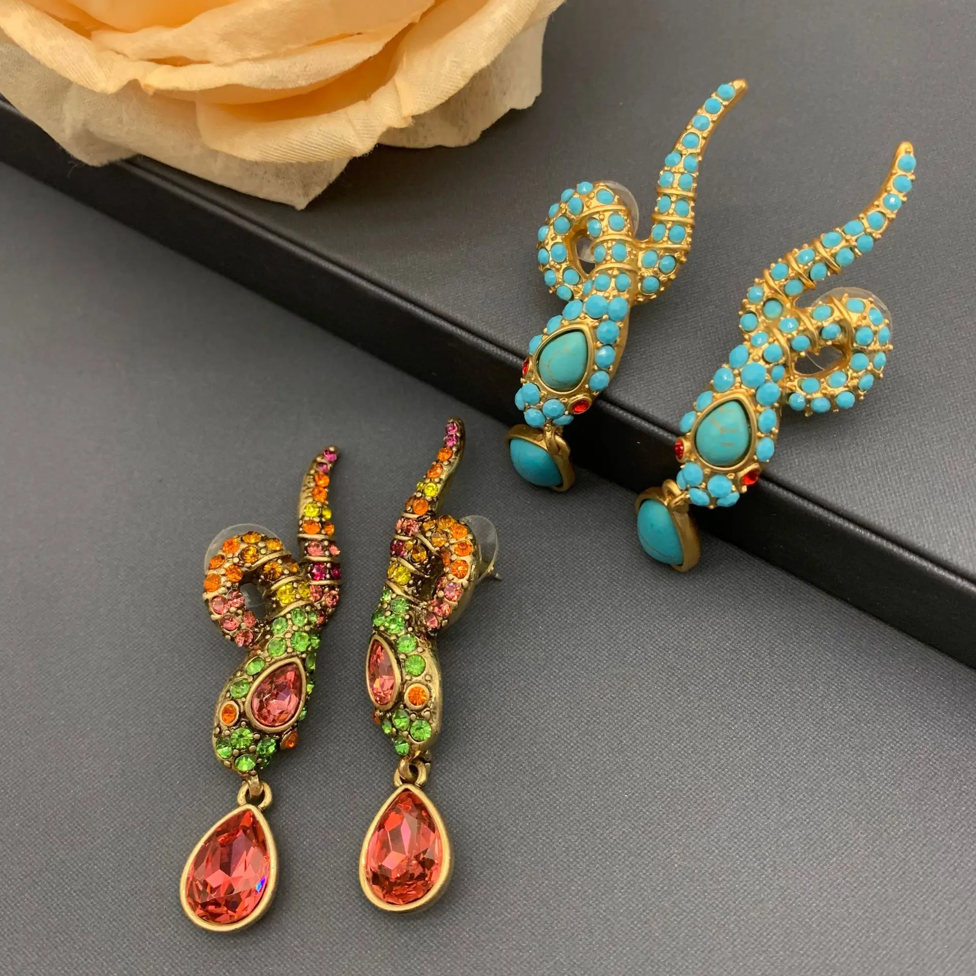 European and American Fashion Vintage Color Snake Shape Water Drop Pendant Inlaid with Ear Clips Earrings Jewelry for Women
European and American Fashion Vintage Color Snake Shape Water Drop Pendant Inlaid with Ear Clips Earrings Jewelry for Women
