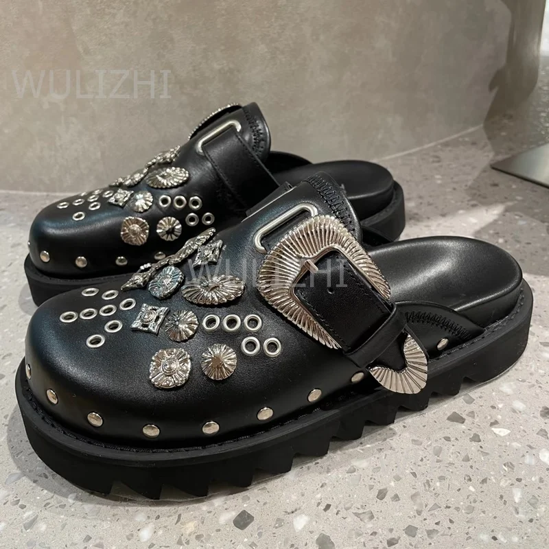 Wulizhi Black Closed-Toe Flat Sandals Men Metal Parts Buckle Floral Design Beaded Strap Outdoor Casual Clogs Derby Party Shoes
Wulizhi Black Closed-Toe Flat Sandals Men Metal Parts Buckle Floral Design Beaded Strap Outdoor Casual Clogs Derby Party Shoes