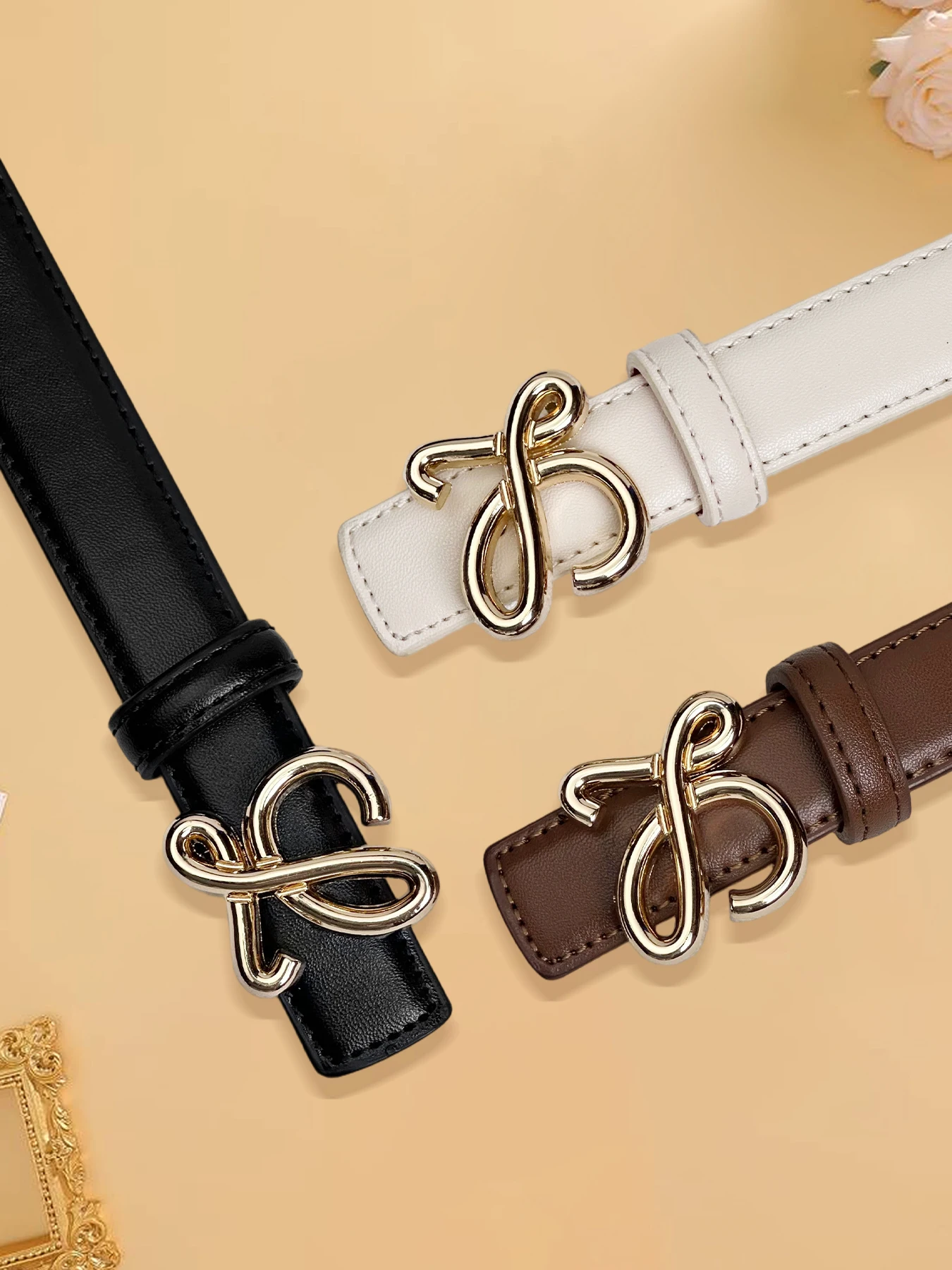 Элегантный тонкий ремень с бабочкой для женщин. Роскошный нишевый аксессуар на все случаи жизни. Универсальная одежда с джинсами или шортами.
Элегантный тонкий ремень с бабочкой для женщин. Роскошный нишевый аксессуар на все случаи жизни. Универсальная одежда с джинсами или шортами.