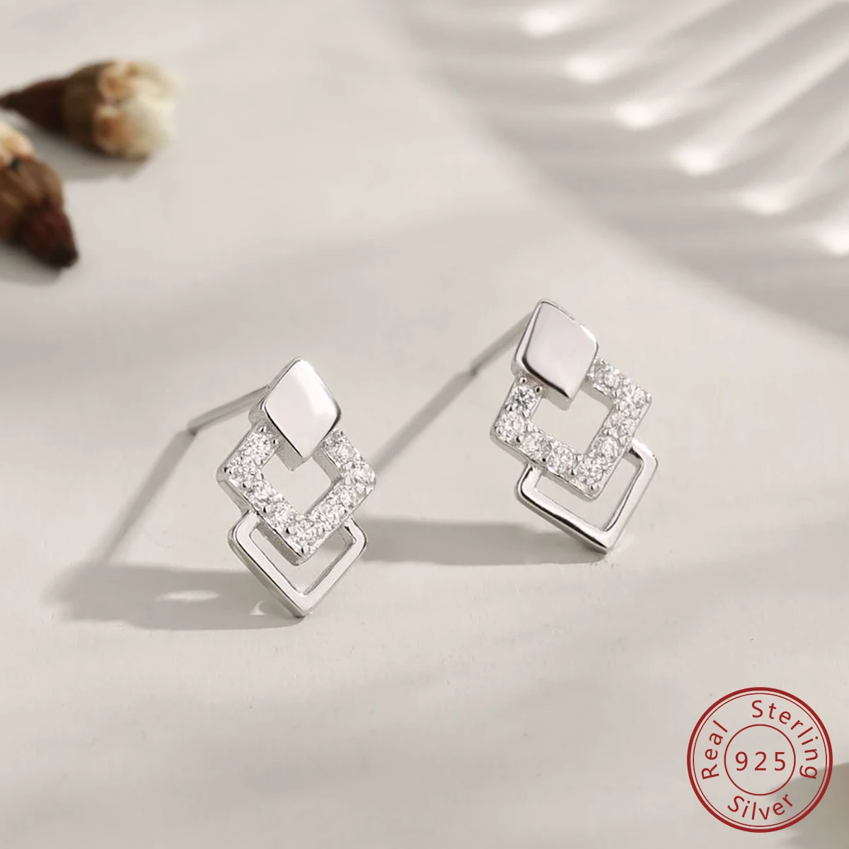 Женские серьги из серебра 2024 пробы, с фианитами
Женские серьги из серебра 2024 пробы, с фианитами