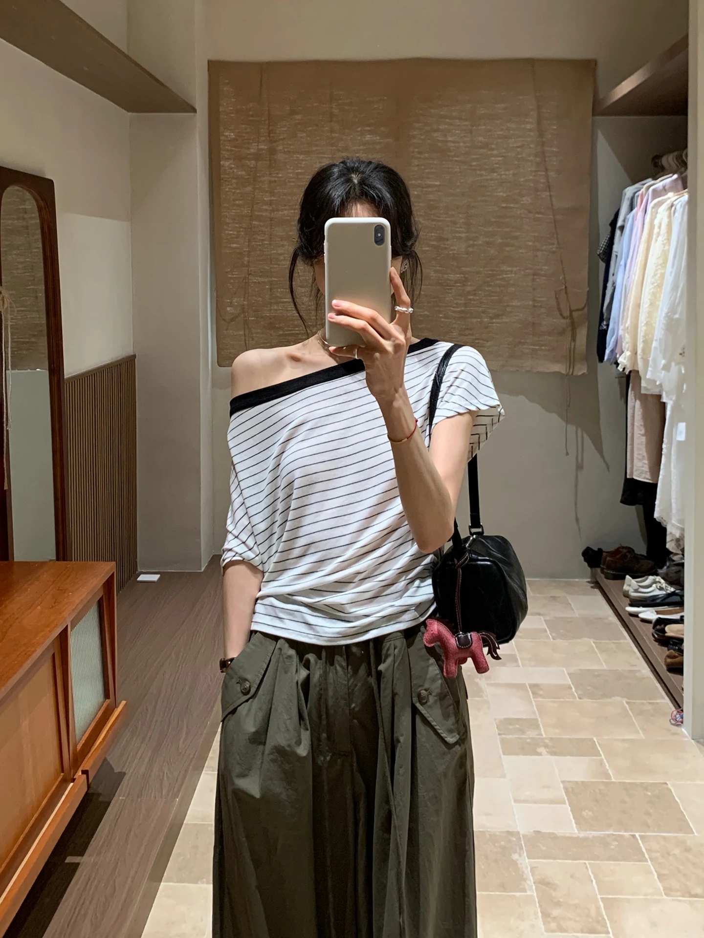 BRIVIN Design Sensation One Shoulder Black White Stripes Short Sleeve T-Shirt Women Summer Simple Style Versatile Quality Top
BRIVIN Design Sensation One Shoulder Black White Stripes Short Sleeve T-Shirt Women Summer Simple Style Versatile Quality Top