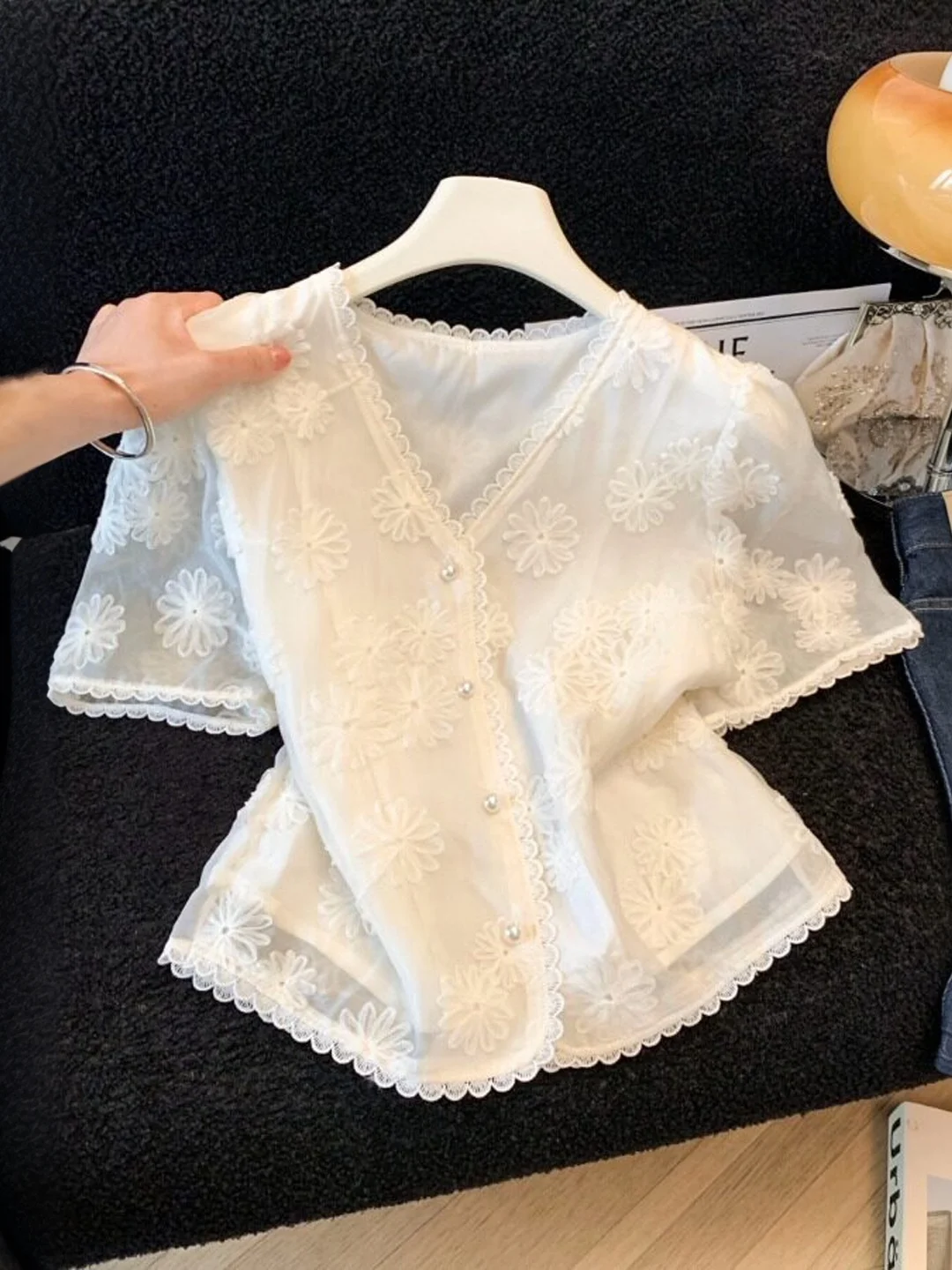 Elegant Embroidered V-Neck Shirt Women's Summer New Style Doll Shirt Beautiful Stylish Fairy-Like Top French Style Slim Fit
Elegant Embroidered V-Neck Shirt Women's Summer New Style Doll Shirt Beautiful Stylish Fairy-Like Top French Style Slim Fit