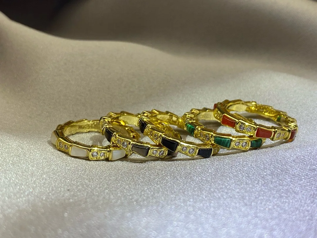The 2025 new high-version Baojia Snake Bone Mother-of-Pearl Agate ring is a fashionable and versatile light luxury couple ring f
The 2025 new high-version Baojia Snake Bone Mother-of-Pearl Agate ring is a fashionable and versatile light luxury couple ring f
