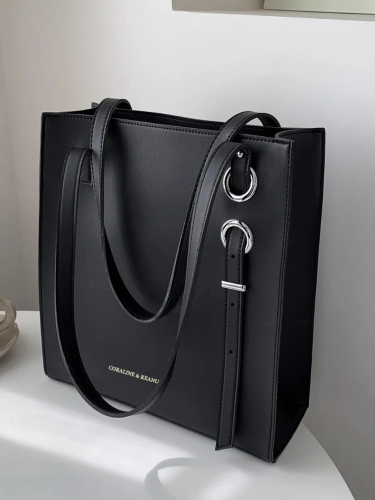 Large Capaci Faionable Women's oulder Bag Handbag eup Tote Bag Commuter Tote Bag New 2025 Soft PU Leather
Large Capaci Faionable Women's oulder Bag Handbag eup Tote Bag Commuter Tote Bag New 2025 Soft PU Leather