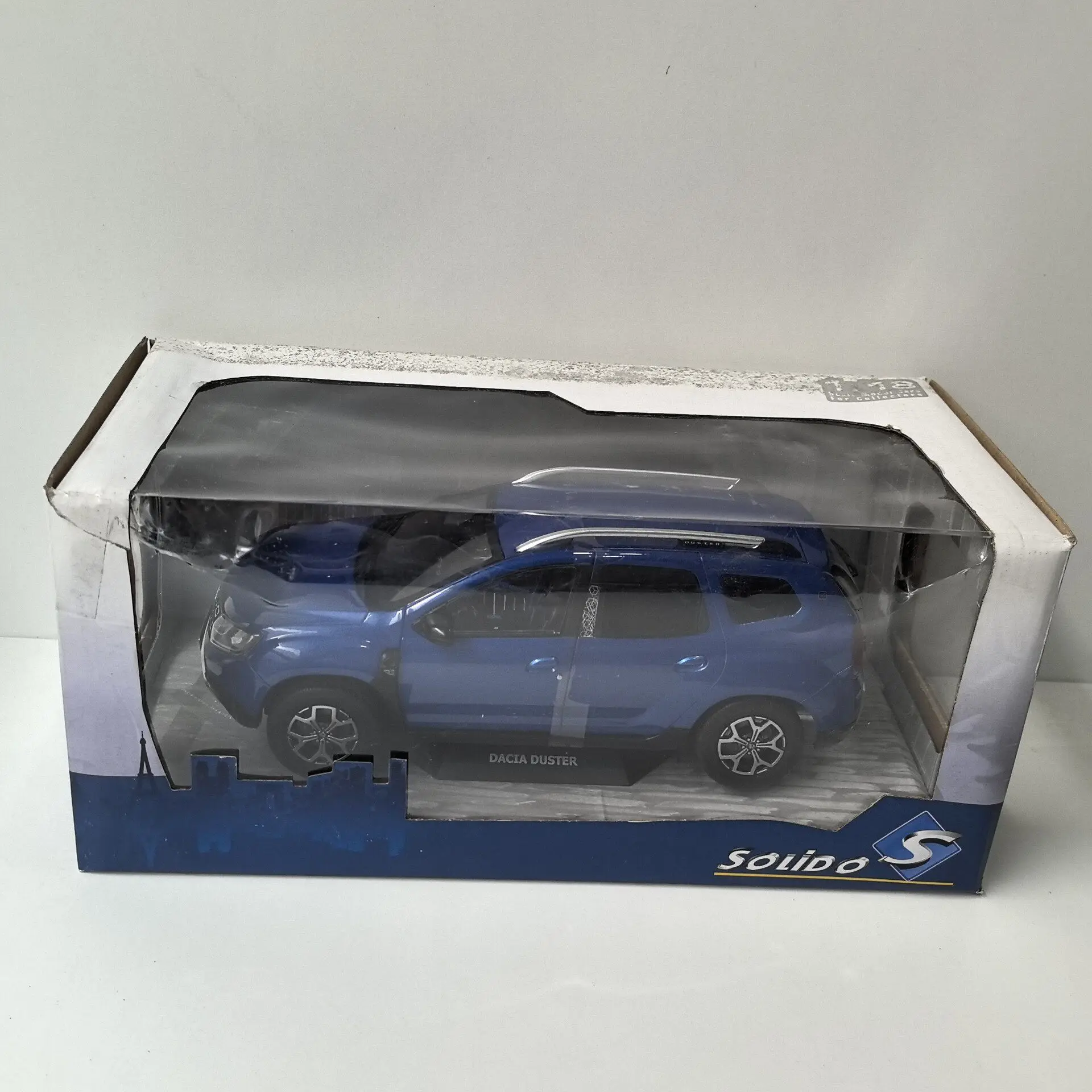 Заднее стекло автомобиля треснуло. Модель автомобиля из сплава DACIA DUSTER 2018 37, масштаб 1/18, SOLIDO, старая коллекционная модель.
Заднее стекло автомобиля треснуло. Модель автомобиля из сплава DACIA DUSTER 2018 37, масштаб 1/18, SOLIDO, старая коллекционная модель.