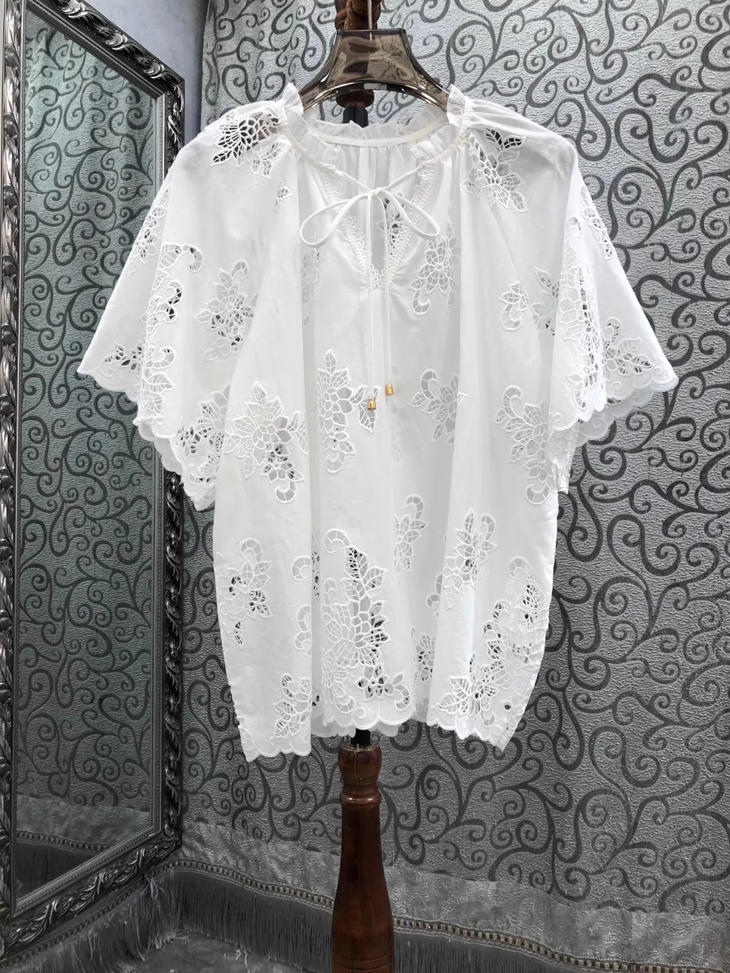 100%Cotton Tops 2025 Summer Fashion White Blouse Women Bow Collar Hollow Out Embroidery Short Sleeve Elegant Loose Tops Female
100%Cotton Tops 2025 Summer Fashion White Blouse Women Bow Collar Hollow Out Embroidery Short Sleeve Elegant Loose Tops Female