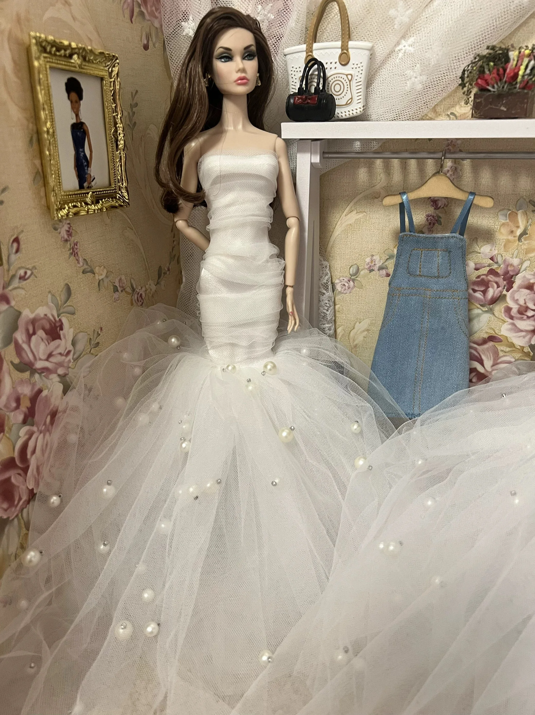 Белое простое свадебное платье-силуэт оверсайз с жемчугом и шлейфом «рыбий хвост» для кукол-супермоделей 30 см, аксессуары для одежды
Белое простое свадебное платье-силуэт оверсайз с жемчугом и шлейфом «рыбий хвост» для кукол-супермоделей 30 см, аксессуары для одежды