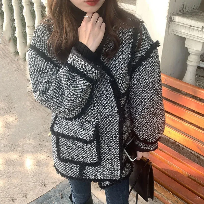 Fashion Design Tweed Woolen Coat Chic Women's Outerwear 2022 Spring Autumn New Korean Version Loose Thickened Woolen Jacket Tops
Fashion Design Tweed Woolen Coat Chic Women's Outerwear 2022 Spring Autumn New Korean Version Loose Thickened Woolen Jacket Tops