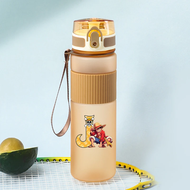 550 мл цельная детская бутылка для воды Luffy, аниме, буква A-Z, летняя спортивная пластиковая чашка для спорта на открытом воздухе, герметичная бутылка для питья с ремешком
550 мл цельная детская бутылка для воды Luffy, аниме, буква A-Z, летняя спортивная пластиковая чашка для спорта на открытом воздухе, герметичная бутылка для питья с ремешком