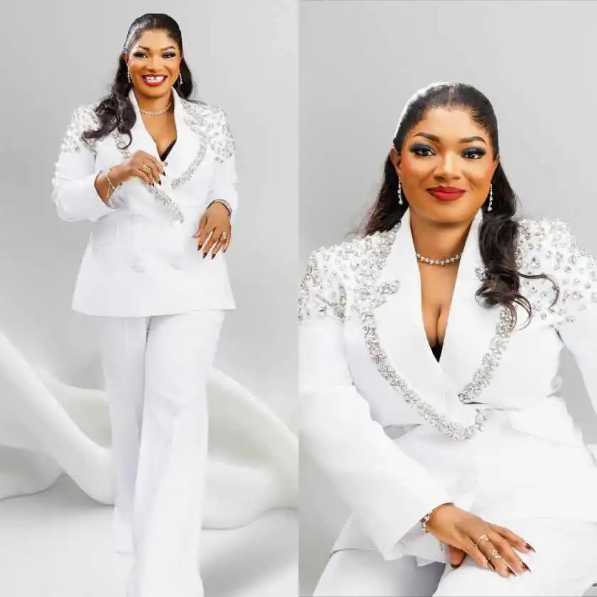 Vintage Crystal Women Suits Luxury Beaded Double Breasted Jacket 2 Pieces Wide Leg Pants Party Dress Customized
Vintage Crystal Women Suits Luxury Beaded Double Breasted Jacket 2 Pieces Wide Leg Pants Party Dress Customized